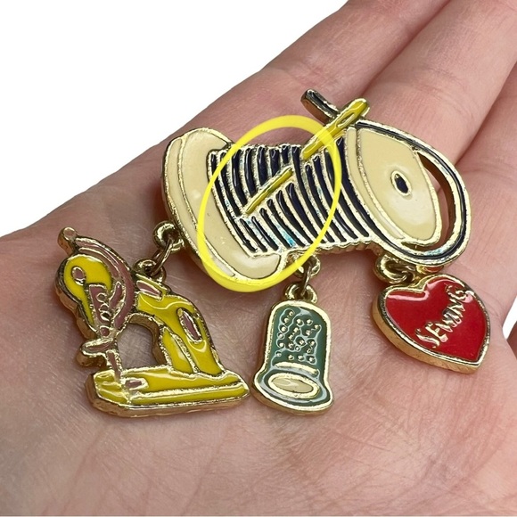 Vintage DM Sewing Seamstress Crafter Dangle Charm Brooch - Picture 3 of 10